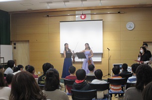 子どもも大人も興味津々で質問が相次ぎました