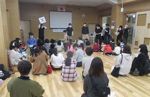 〇×クイズでは、問題を聞いて、左右に分かれます。