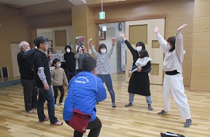 大人も本気モードで全身を使った勝抜きボディジャンケン