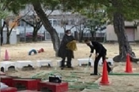 子ども達を捕獲していた檻をスマートに撤収する、ハンター達。