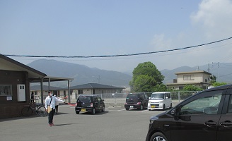 スタッフが安全配慮の車誘導中