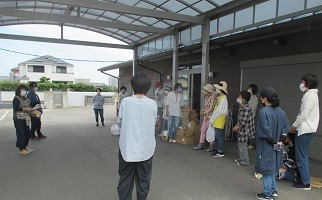 感染予防の今、反省会も屋外で実施中