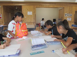 上級生は勉強を、その奥の畳スペースではおままごとをしていました。