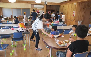 友だち同士や、家族で、初めましての方とも、一緒に「いただきます」