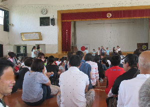 大人も一緒に子リーダーの進行でゲームに参加している様子