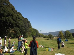 エアダーツゲームでエアダーツを高く飛ばす子ども達の様子