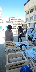 競技の用具はすべて木製で木箱に収まっています。