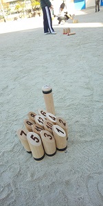 1から12までの数字が書いてあるスキットルを立ててスタート。