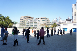 晩秋の半日、青空の下で楽しくスポーツ交流しました
