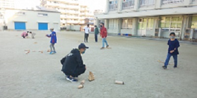 検温、受付を済ませると、早速モルックを投げて練習が始まりました。