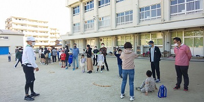 2人の遊びの達人から説明を受ける参加者