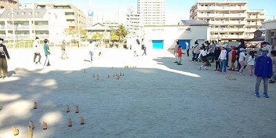 下手でモルックを投げ、スキットルを倒しピッタリ50得点を目指します。