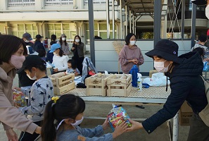 子どもたちには、参加賞が手渡されました。