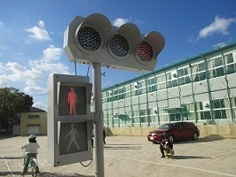 本当に点灯する小さい信号機の模型を設置した写真