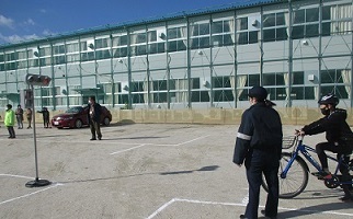 左側を走行、止まって待つときは安全な左側で足をつく写真