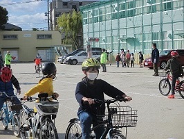 安全点検や交通ルールを学び、順番に実車体験中の写真