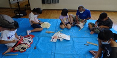 竹箸づくりを教わる様子