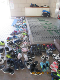 参加した方々の靴が並べられている写真