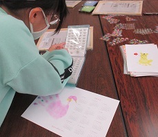 この子は手形をピンクの白鳥に見立てています。