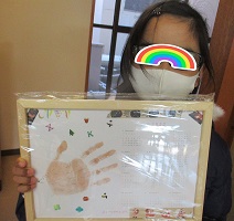 手形をヤマアラシに見立てました