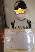 納得の手形カレンダーを手にニッコリ　