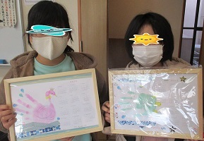 友達二人で、手形を色違いの白鳥に見立てました