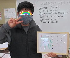 象に見立てたカレンダーをおばあちゃんにプレゼントと話す男子