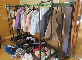 長机の台車を即席クローゼットにして子ども達のコートを収納