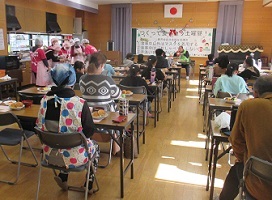 2回に分け、距離を取り、一方向を向いて、静かに「いただきます」