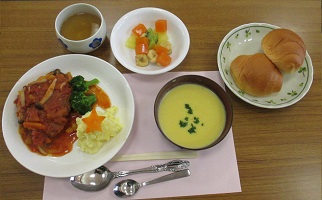 Xmasにちなんだ型抜き彩り野菜が美しい盛り付け