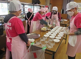 食進会の方はそろいのピンクのTシャツ姿で調理