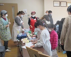 先生が準備された豊富な素材から、自由に選ぶ子ども達