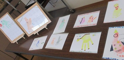 手形足形をスタンプして、様々な動物に見立てたアート作品の見本