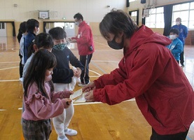 あいくる職員から表彰状授与　公民館の方が準備された紙風船などの「おみやげ」