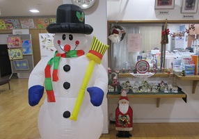 公民館のXmasの飾りつけが来館者を温かく迎えます