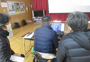 振返りの会には、ZOOMでゲストスピーカーの講師教え子二人も加わりました。