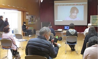 プロジェクター画面を聴講する参加者。距離を取って着席しています。