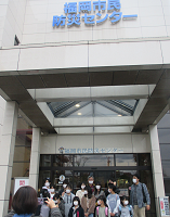 体験を終えて防災センター前での集合写真