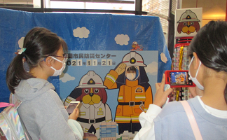市消防局マスコット「ファイ太くん」と記念撮影