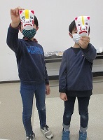 出来上がたお面を持つ2人の男の子の写真