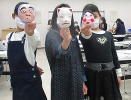 友達3人でお面を持ってポーズを決める女の子3人の写真