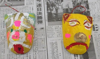 子どもたちの自由奔放な色使いのきつね面の写真