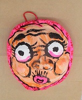 カラフルな色使いのひょっとのお面の写真