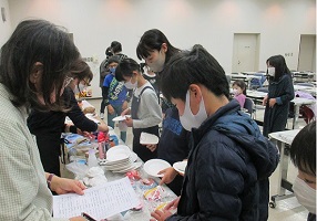 好きなお面を選ぶ子どもたちの写真