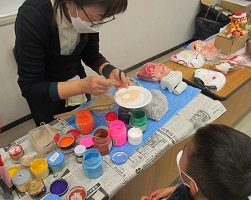 張子師の方から子どもたちが教わっている写真