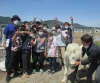 指導者とポニーの集合写真