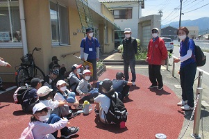 話を聞く子どもたちの写真