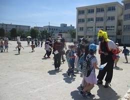 鬼と子どもたちの写真