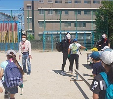 平均台を渡る子どもたちの写真