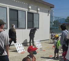 子どもが輪投げをする写真